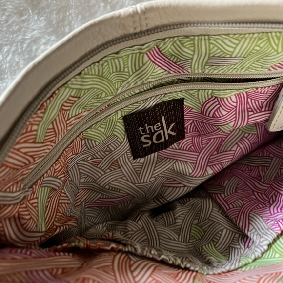 Woman’s cream crossbody bag made by the Sak - Picture 5 of 9